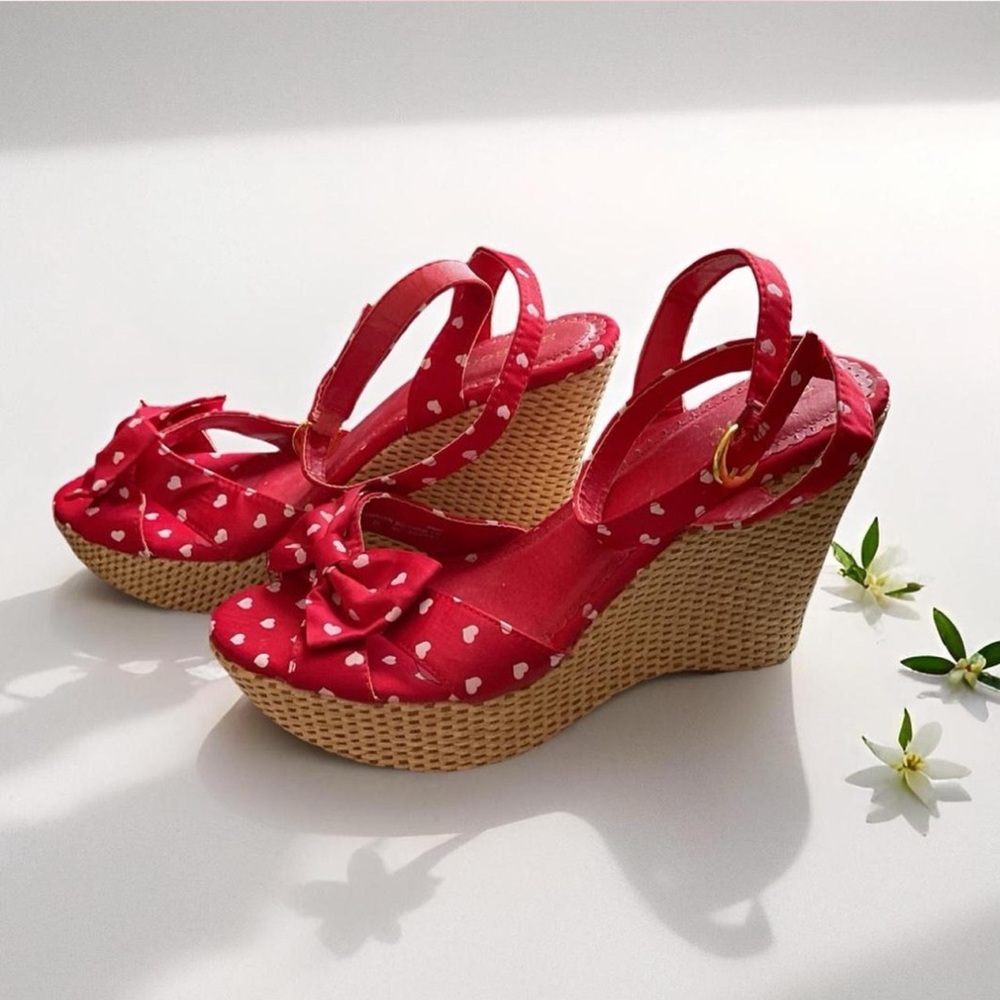 American Vintage Red Wedge Sandals with Heart Pattern